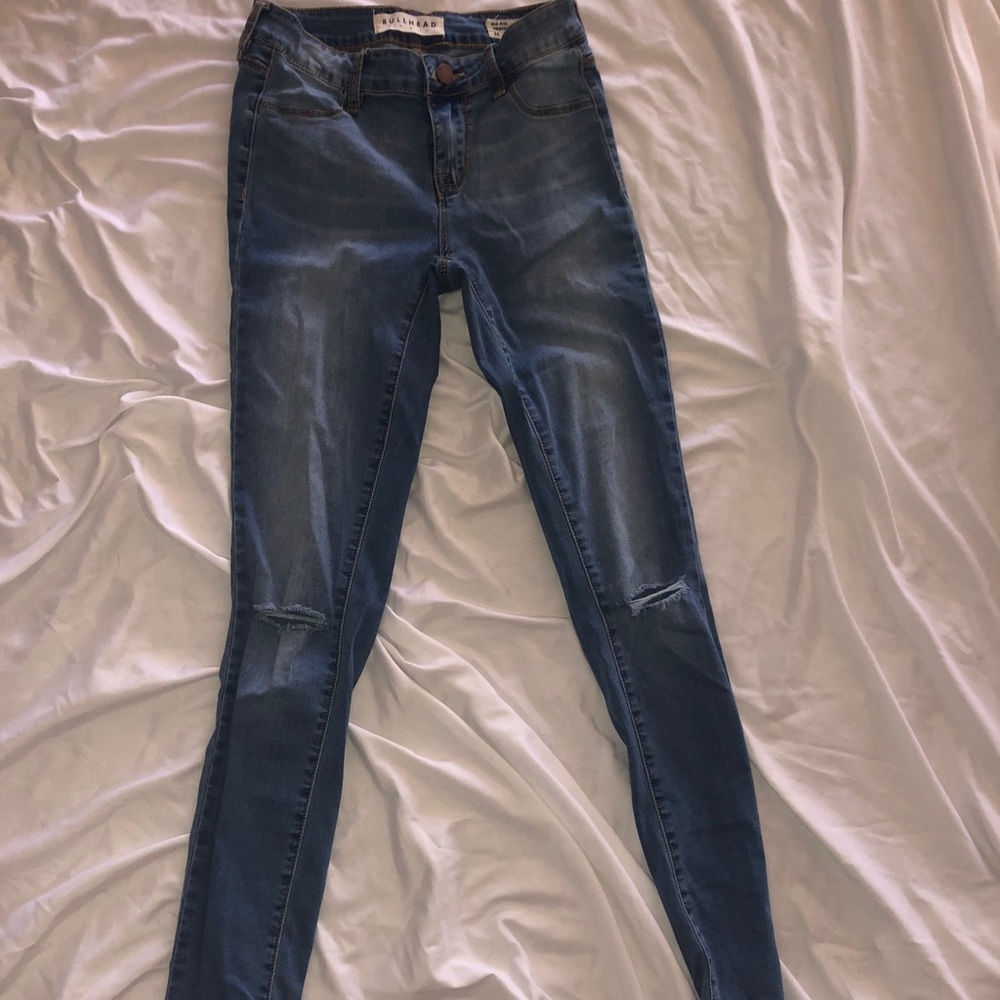 bullhead skinny size 24 (knee slits)
